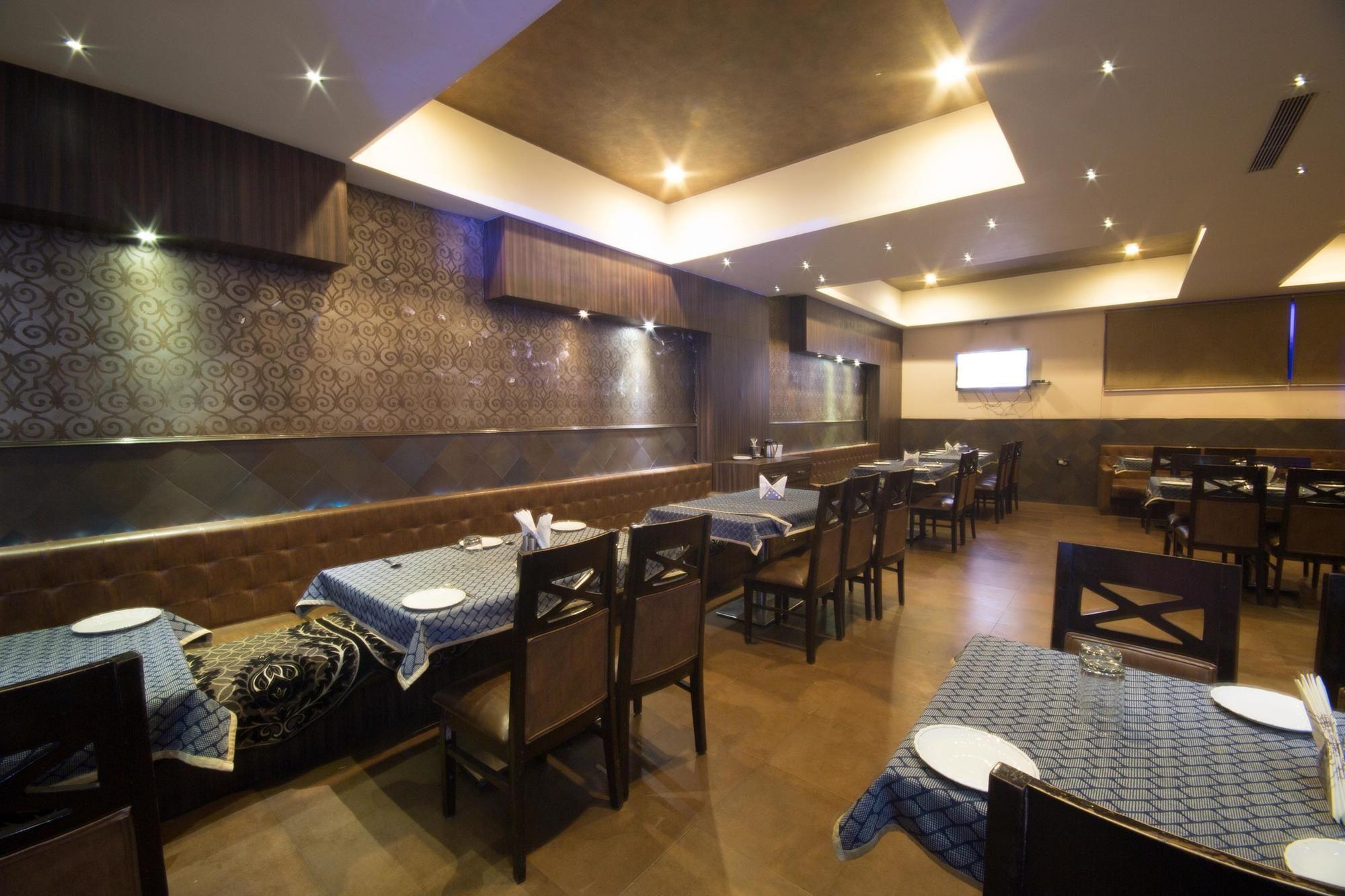 Oyo 1524 Hotel Vaani Continental Kanpur Extérieur photo